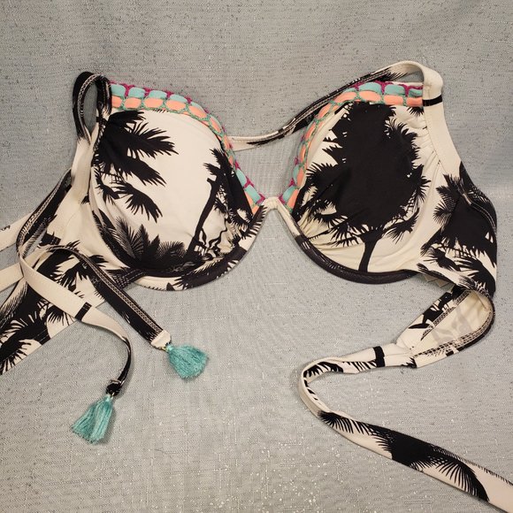 pack of 2 Next 32DD/10uk bikinis and one10UK beachwear shorts. - Picture 7 of 11